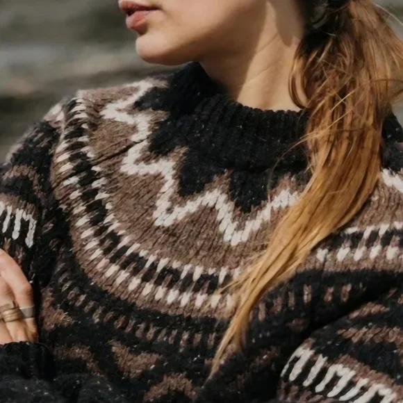 Elegant Brown Patterned Turtleneck Sweater - Picture 2 of 6